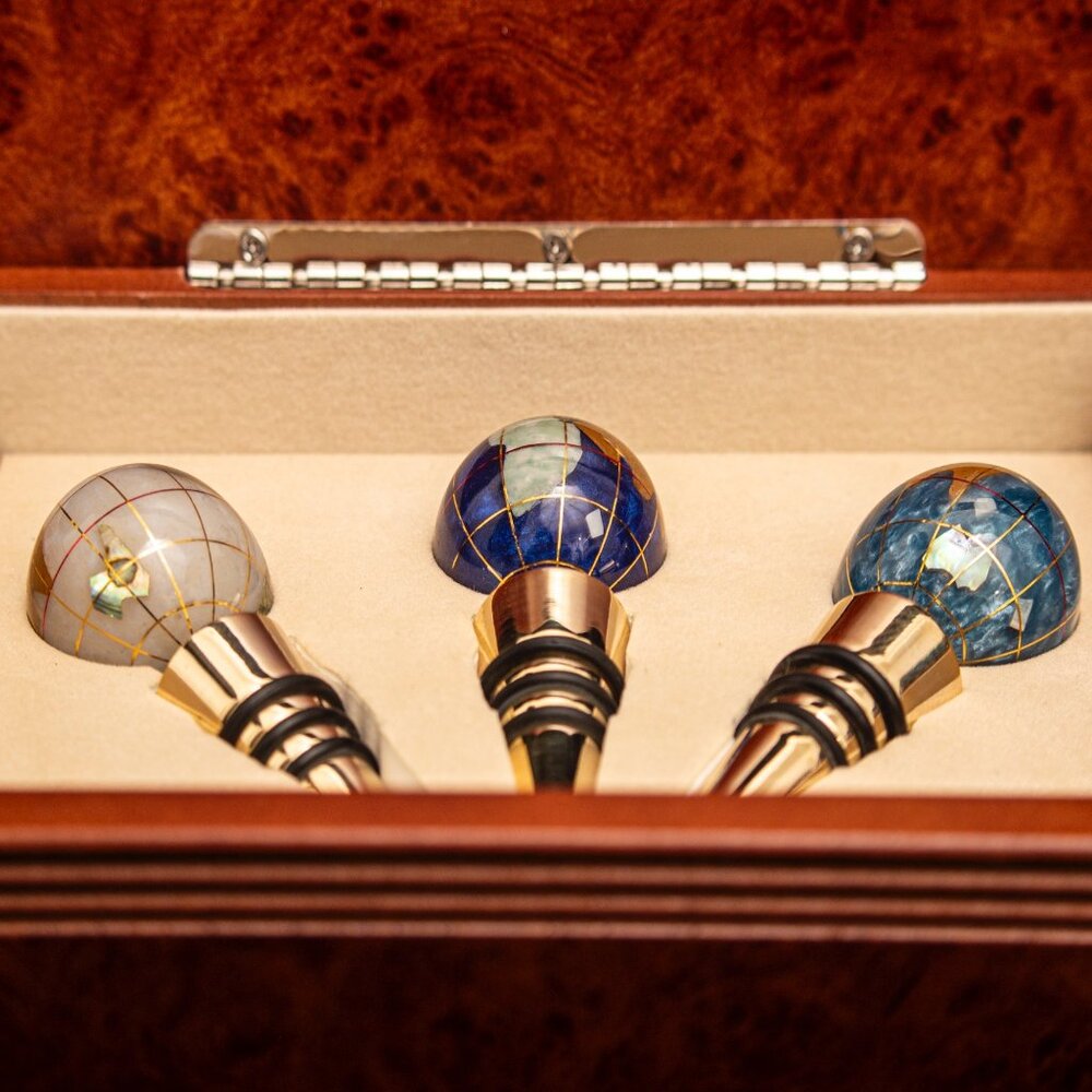 Alexander Kalifano Set of Gemstone Globe Wine Bottle Stoppers With Gold-Tone - Picture 5 of 10